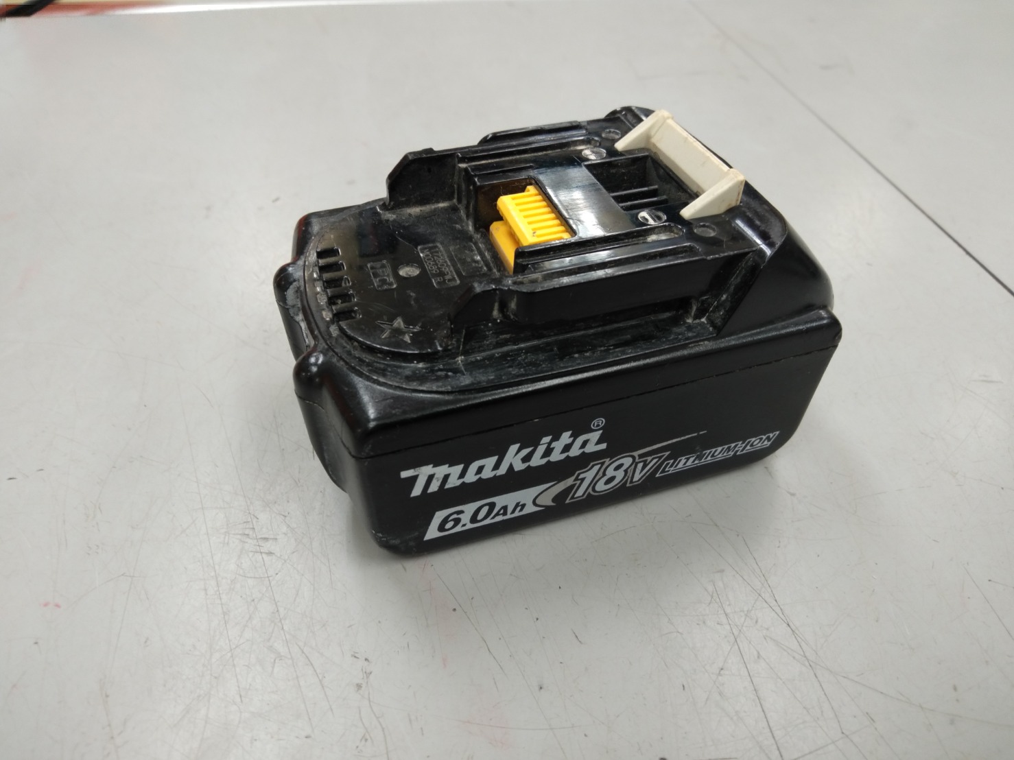 マキタの「18V 6.0Ah リチウムイオンバッテリー BL1860B」の写真