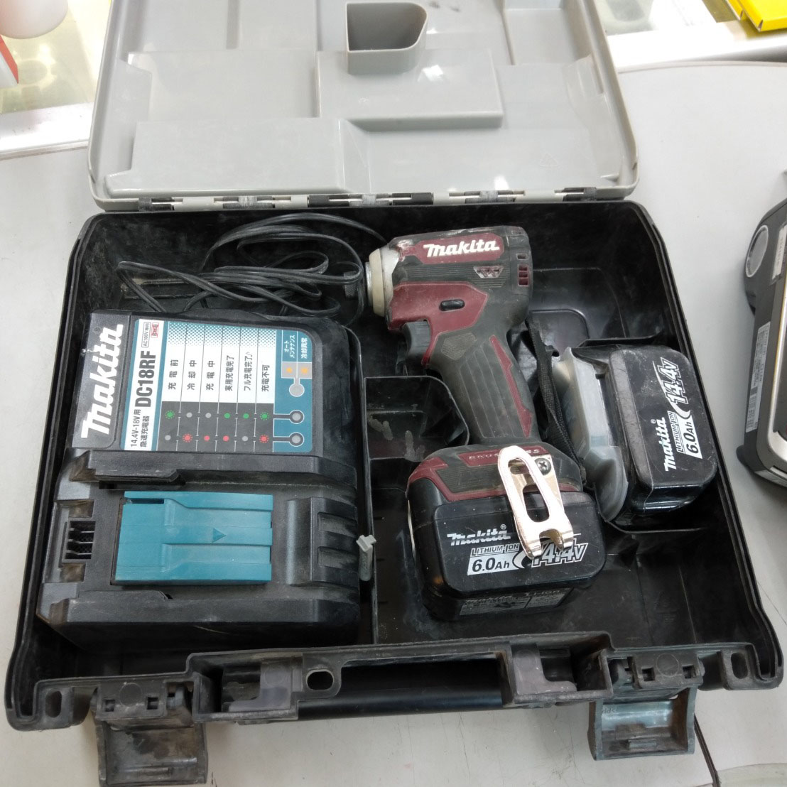 マキタの「14.4V 充電式インパクトドライバー TD161DGXAR オーセンティックレッド」の写真