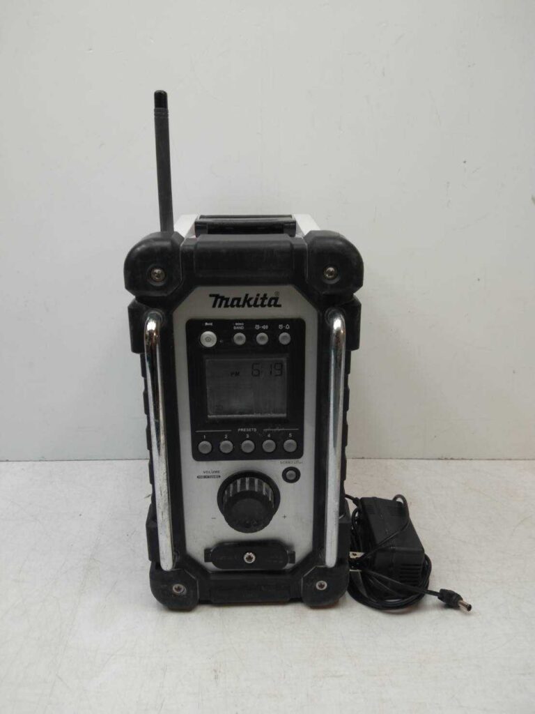 マキタの「充電式ラジオ MR107W」の写真