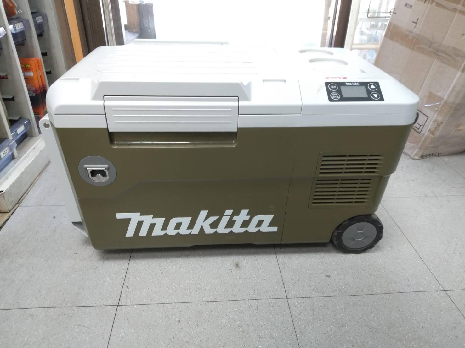 マキタの「充電式保冷温庫 CW001GZ 40Vmax&18V」の写真