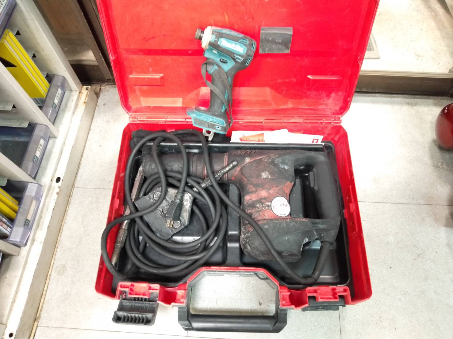 買取したインパクトドライバーと電動ブレーカーの写真